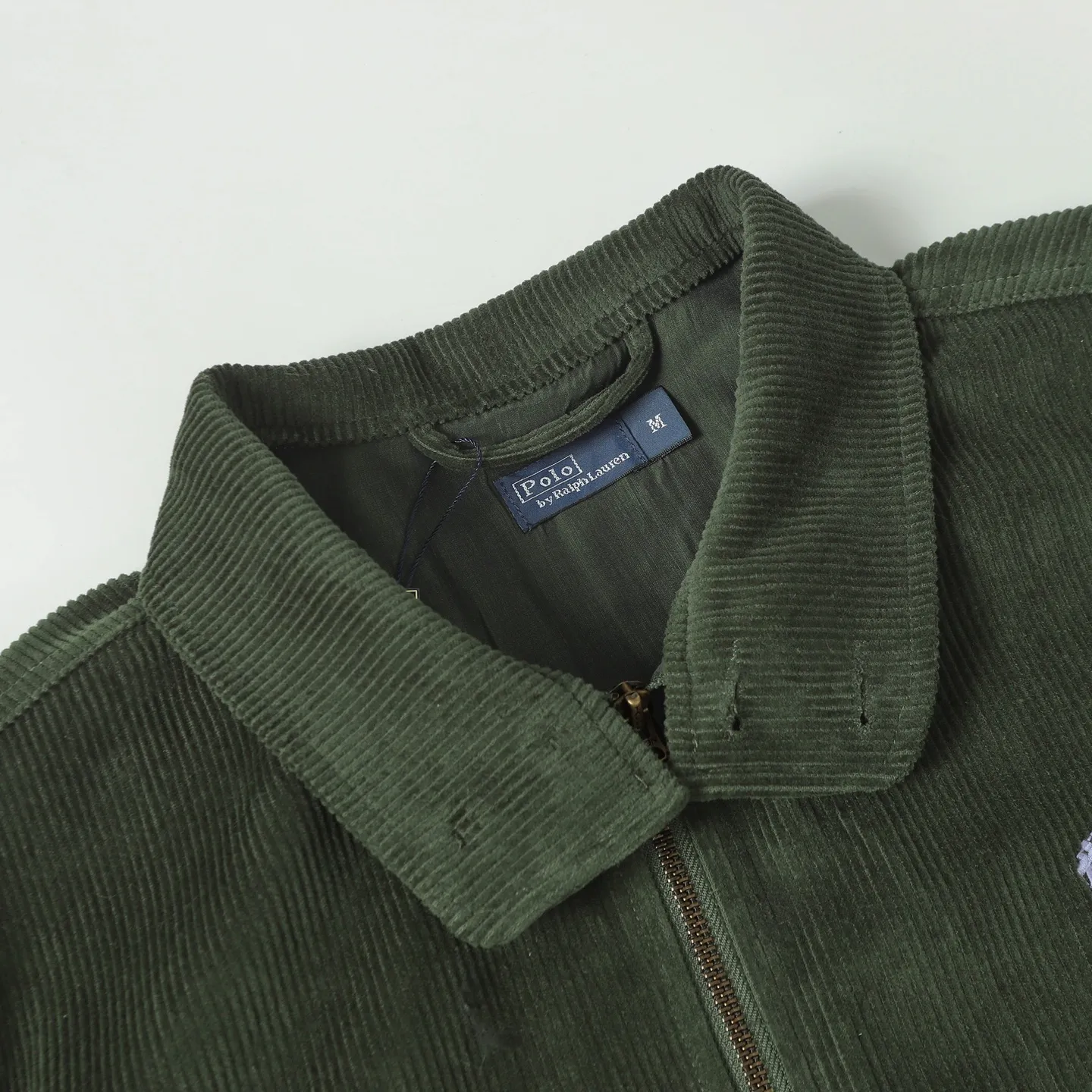 🅿️590 Ralph Lauren Embroidered Corduroy Jacket Customized wide-ribbed corduroy, elegantly presented in a deep navy blue, low-key and luxurious. The exquisite red pony logo is embellished, igniting the overall vitality and passion. The stand-up collar design is simple and elegant. Using imported machine embroidery technology, advanced computer control systems and precision mechanical components are used to achieve the iconic pony embroidery operation. The template machine opens the bag, and the preset template guides the position, shape and size of the bag. The accuracy ensures the quality of the bag opening effect. The infrared positioning cutting machine uses an infrared transmitter and an infrared receiver to achieve precise positioning of materials. The accuracy can reach the micron level, thereby meeting the effect of high-precision cutting of plaid alignment. Color: Green/Coffee Size: S-M-L
